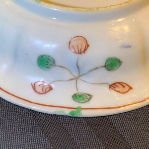 Een Chinese famille verte theebus met deksel, twee kleine vaasjes en een schotel, Kangxi — foto 13