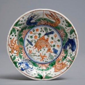 Een Chinese famille verte theebus met deksel, twee kleine vaasjes en een schotel, Kangxi — foto 2