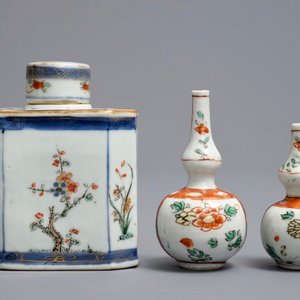 Een Chinese famille verte theebus met deksel, twee kleine vaasjes en een schotel, Kangxi — foto 4