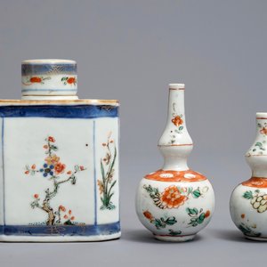 Een Chinese famille verte theebus met deksel, twee kleine vaasjes en een schotel, Kangxi — foto 6