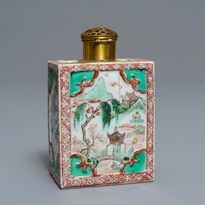 Een Chinese famille verte theebus met reliëfdecor, Kangxi — foto 1
