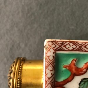 Een Chinese famille verte theebus met reliëfdecor, Kangxi — foto 11
