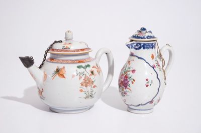 Een Chinese famille verte theepot, Kangxi, en een famille rose melkkannetje, Qianlong