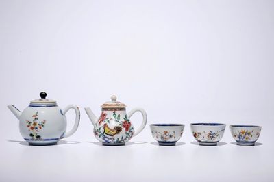 Een Chinese famille verte theepot met 3 kopjes, Kangxi en een famille rose theepot met hanen, Yongzheng