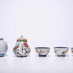 Een Chinese famille verte theepot met 3 kopjes, Kangxi en een famille rose theepot met hanen, Yongzheng — foto 4