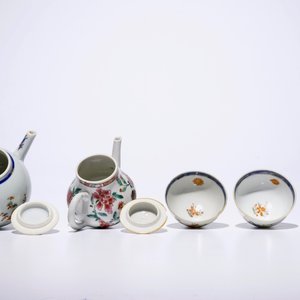 Een Chinese famille verte theepot met 3 kopjes, Kangxi en een famille rose theepot met hanen, Yongzheng — foto 5