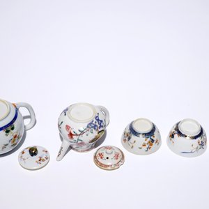 Een Chinese famille verte theepot met 3 kopjes, Kangxi en een famille rose theepot met hanen, Yongzheng — foto 6