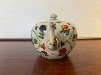 Een Chinese famille verte theepot met decor van antiquiteiten, Kangxi — foto 2