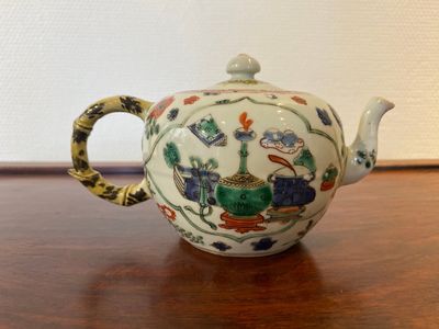 Een Chinese famille verte theepot met decor van antiquiteiten, Kangxi — foto 3