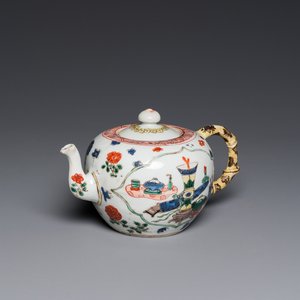 Een Chinese famille verte theepot met decor van antiquiteiten, Kangxi — foto 1