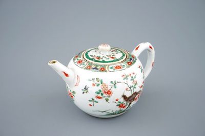 Een Chinese famille verte theepot met deksel, Kangxi