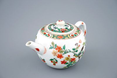 Een Chinese famille verte theepot met deksel, Kangxi