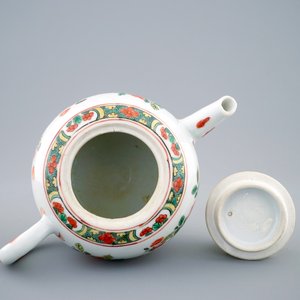 Een Chinese famille verte theepot met deksel, Kangxi — foto 5
