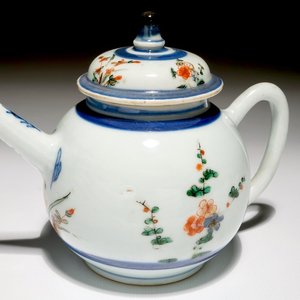 Een Chinese famille verte theepot met deksel, Kangxi — foto 1