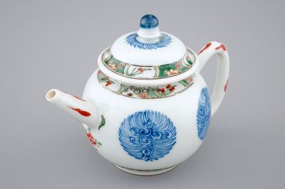 Een Chinese famille verte theepot met deksel, Kangxi