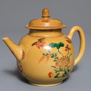 Een Chinese famille verte theepot met zeemleer fondkleur, Kangxi — foto 9