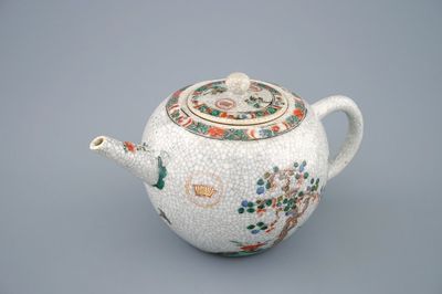 Een Chinese famille verte theepot op craquelé ondergrond, Kangxi