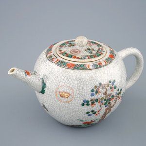 Een Chinese famille verte theepot op craquelé ondergrond, Kangxi — foto 1