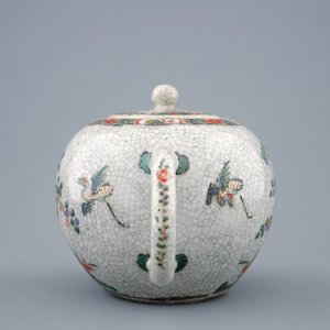 Een Chinese famille verte theepot op craquelé ondergrond, Kangxi — foto 5