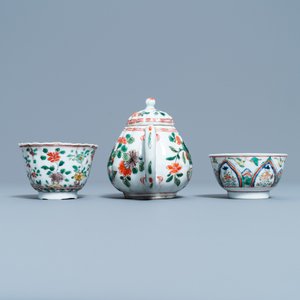 Een Chinese famille verte theepot, twee koppen en drie schotels, Kangxi — foto 8