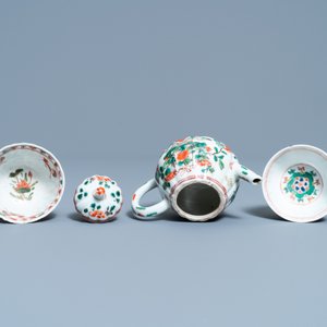 Een Chinese famille verte theepot, twee koppen en drie schotels, Kangxi — foto 9