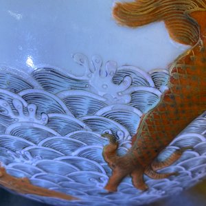 Een Chinese famille verte 'tianqiu ping' vaas met een draak en karpers, Qianlong merk, 19e eeuw — foto 22