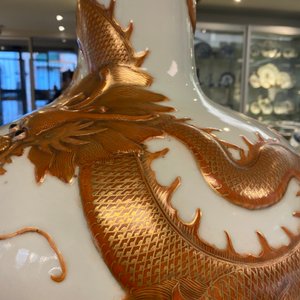 Een Chinese famille verte 'tianqiu ping' vaas met een draak en karpers, Qianlong merk, 19e eeuw — foto 38