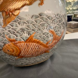 Een Chinese famille verte 'tianqiu ping' vaas met een draak en karpers, Qianlong merk, 19e eeuw — foto 42