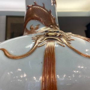 Een Chinese famille verte 'tianqiu ping' vaas met een draak en karpers, Qianlong merk, 19e eeuw — foto 53