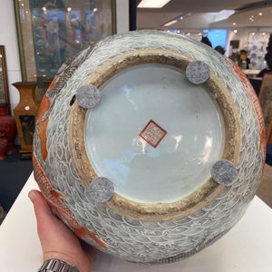 Een Chinese famille verte 'tianqiu ping' vaas met een draak en karpers, Qianlong merk, 19e eeuw — foto 63