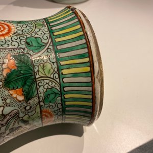 Een Chinese famille verte vaas en een blauw-witte vaas, 19e eeuw — foto 11
