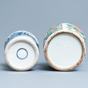 Een Chinese famille verte vaas en een blauw-witte vaas, 19e eeuw — foto 6