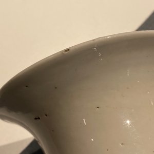 Een Chinese famille verte vaas en een blauw-witte vaas, 19e eeuw — foto 7