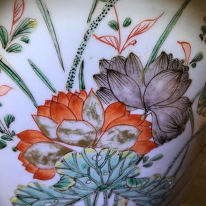 Een Chinese famille verte vaas met een ajour bewerkte houten deksel, Kangxi — foto 9