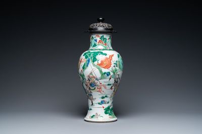 Een Chinese famille verte vaas met een gevechtsscène, 19e eeuw