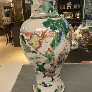 Een Chinese famille verte vaas met een gevechtsscène, 19e eeuw — foto 12