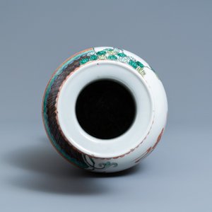 Een Chinese famille verte vaas met figuratief decor, 19e eeuw — foto 5