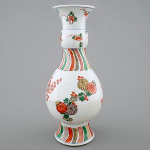 Een Chinese famille verte vaas met floraal decor, Kangxi — foto 4