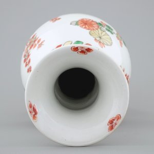 Een Chinese famille verte vaas met floraal decor, Kangxi — foto 6