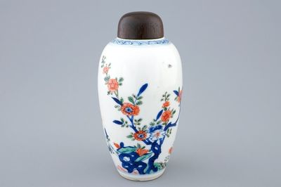 Een Chinese famille verte vaas met houten deksel, Kangxi