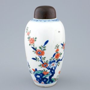 Een Chinese famille verte vaas met houten deksel, Kangxi — foto 1