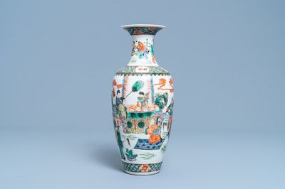 Een Chinese famille verte vaas met krijgers, 19e eeuw