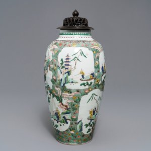 Een Chinese famille verte vaas met landschapsdecors in medaillons, Kangxi — foto 1