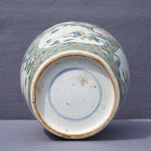 Een Chinese famille verte vaas met landschapsdecors in medaillons, Kangxi — foto 18