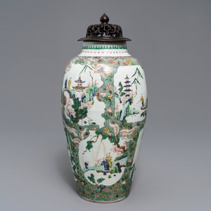 Een Chinese famille verte vaas met landschapsdecors in medaillons, Kangxi — foto 2