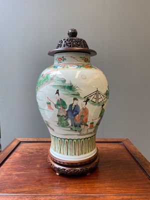 Een Chinese famille verte vaas met opengewerkt houten deksel en sokkel, Kangxi — foto 1