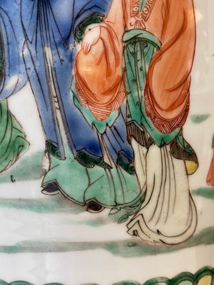Een Chinese famille verte vaas met opengewerkt houten deksel en sokkel, Kangxi — foto 13