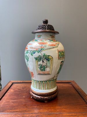 Een Chinese famille verte vaas met opengewerkt houten deksel en sokkel, Kangxi — foto 3