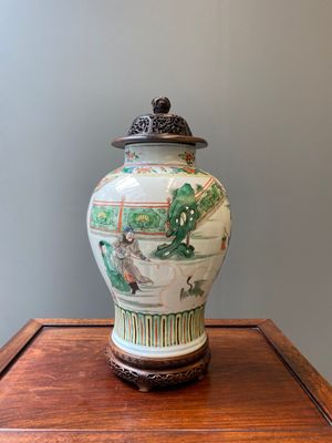 Een Chinese famille verte vaas met opengewerkt houten deksel en sokkel, Kangxi — foto 4
