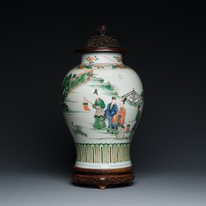 Een Chinese famille verte vaas met opengewerkt houten deksel en sokkel, Kangxi — foto 1